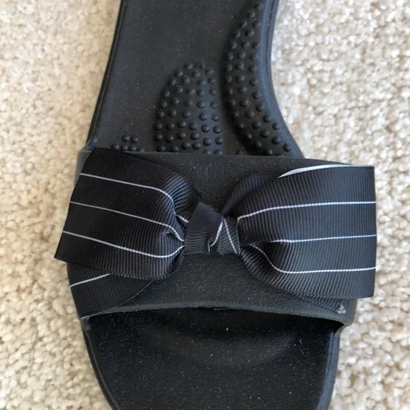 OKA b. NEW black slides that have black bows with white stripes - Picture 3 of 8